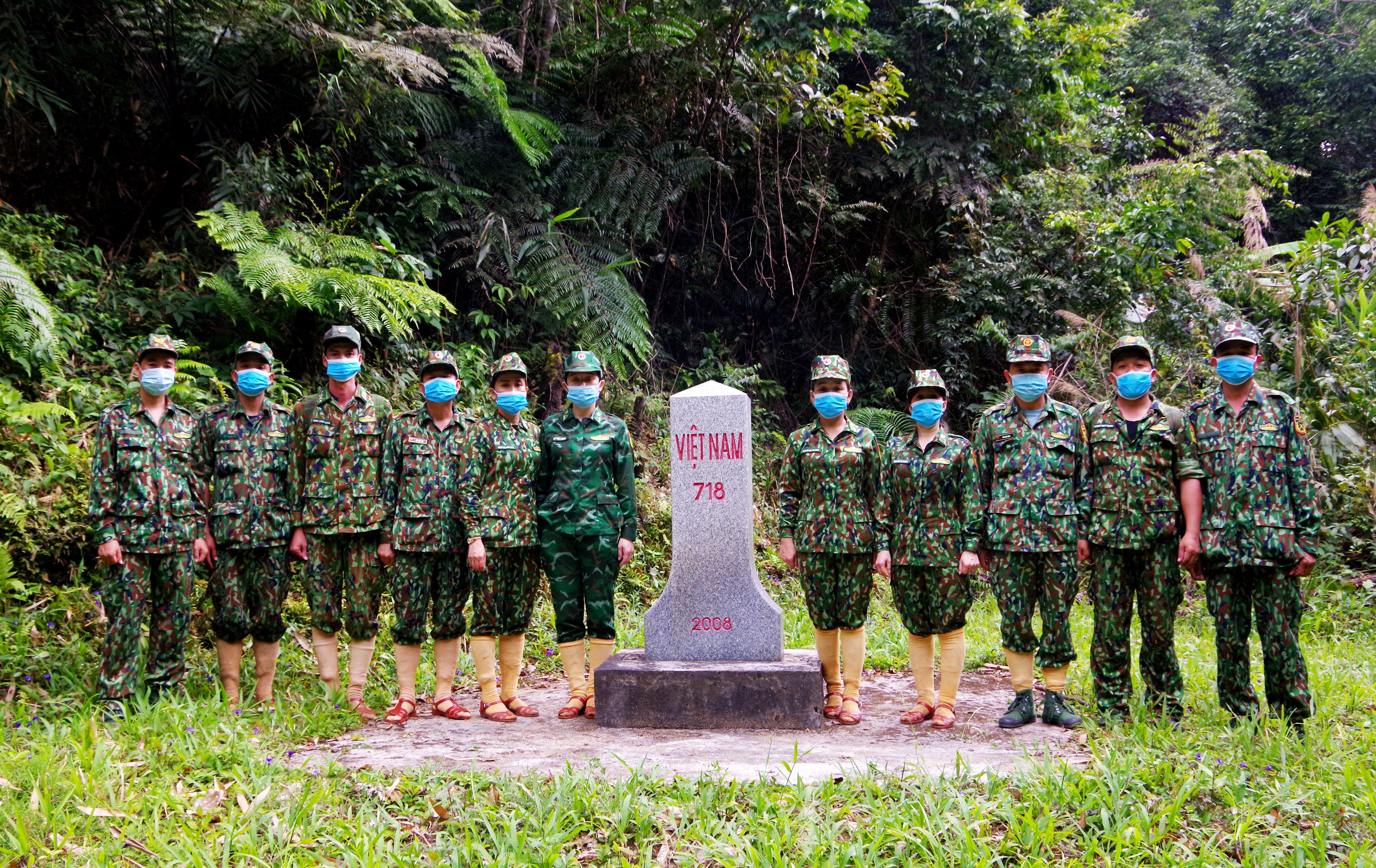 Hội Phụ nữ BĐBP tỉnh chụp hình lưu niệm với cán bộ, chiến sĩ đang thực hiện nhiệm vụ tại mốc 718.